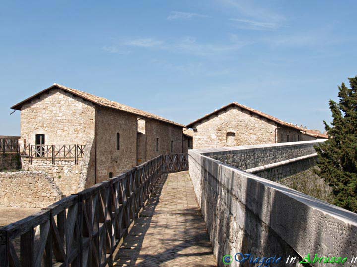28-P5188635+.jpg - 28-P5188635+.jpg - La storica fortezza di Civitella del Tronto, uno dei fortilizi più imponenti d'Italia.